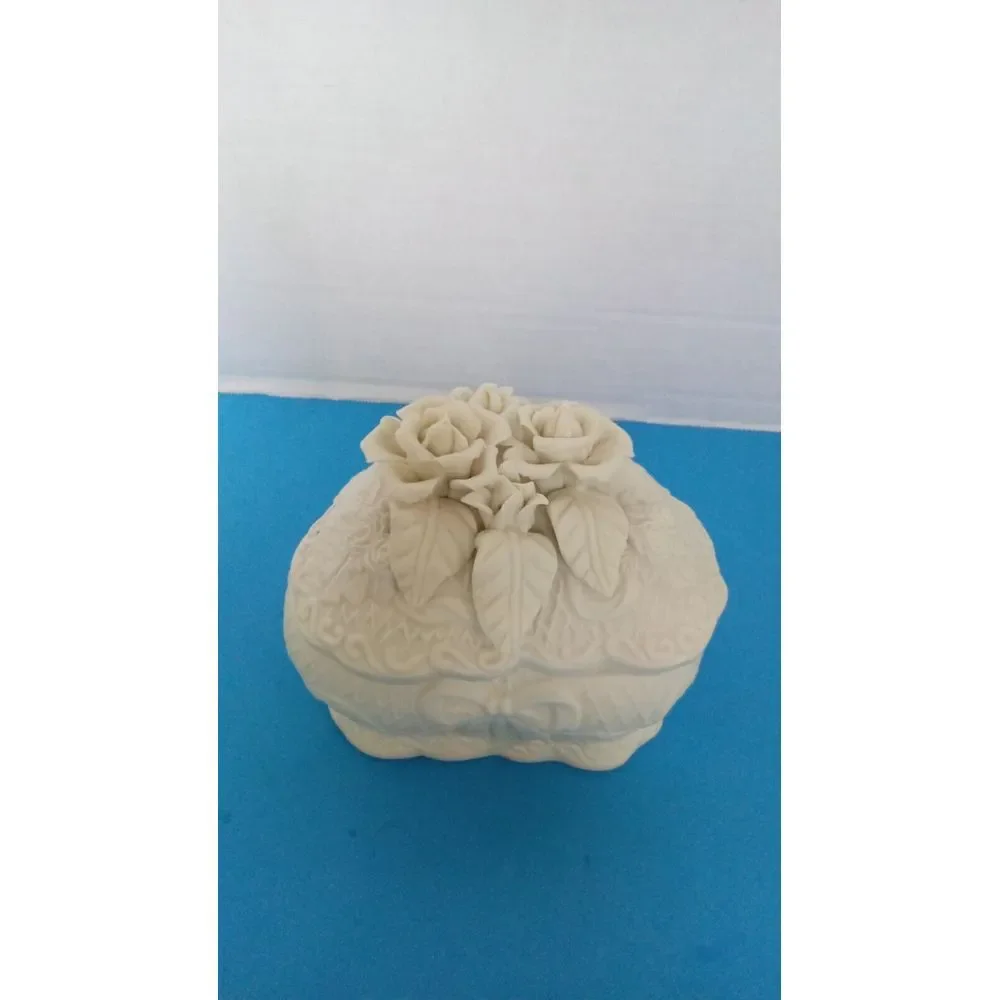 Vintage Heart-Shaped‎ Ceramic Trinket Box with Rose Detail Decorative Storage
